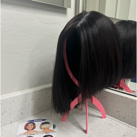 Freetress wig "vivian" 1B color - Picture 2 of 3